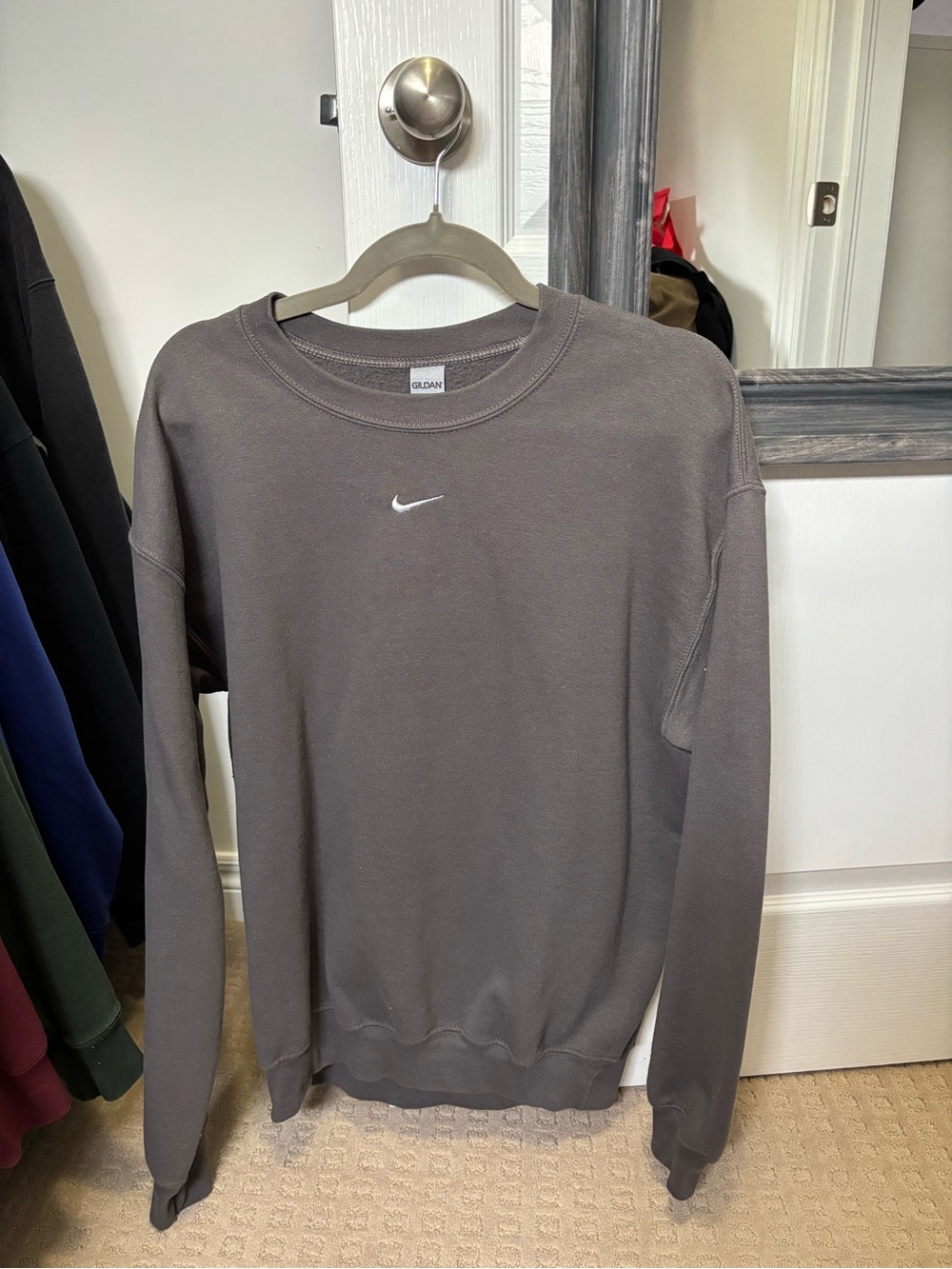 Gildan Men's Gray Crewneck Sweatshirt with a sewn in Nike logo